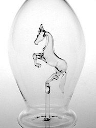 Carafe en verre clair, bouteille, decanter, flacon en cristal transparent souffle a la bouche avec un cheval en verre clair à l'intérieur, pour remplir, hauteur environ 30 cm et capacité 0,5 litres, conçu et réalisé par la Oberstdorfer Glashütte