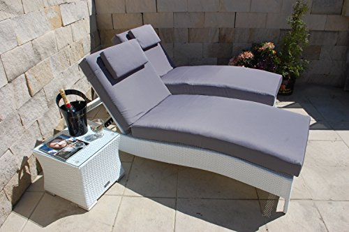 Ragnarök-Möbeldesign PolyRattan Sonnenliege DEUTSCHE Marke - EIGENE Produktion - 8 Jahre GARANTIE auf UV-Beständigkeit Polster Tisch + Glasplatte Set Belastbar 180Kg weiß Gartenmöbel
