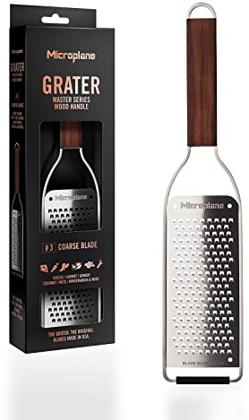 Microplane Küchenreibe Grob für Käse, Karotte, Ingwer, Schokolade & Kokosnuss aus der Master-Serie mit Walnussholzgriff und Edelstahlklingen - Made in USA