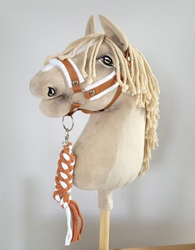 Hobby Horse-set: A3-häst med vit lugg + snodd - vit och röd. Ingen häst ingår.