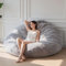 MAXYOYO Sitzsack-Bett in Grau Quadratischer Stuhl-Sofa mit flauschigem Plüschbezug und Füllung - Ideal für Erwachsene, Paare und Gäste – Großes Format 180x180 cm