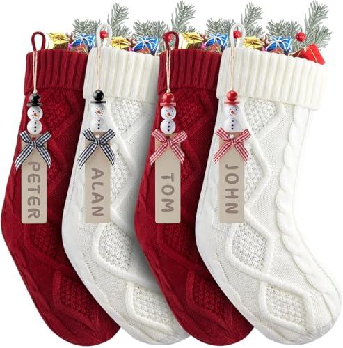KALDJKS 4 Stück Weihnachtsstrumpf, 46cm Große Kabel Gestrickt Weihnachtssocken Deko mit Namensschildern Nikolausstrumpf zum Befüllen & Aufhängen für Kamin, Weihnachtsbaum, Schaufenster (Rot, Weiß)