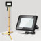 Ikodm Projecteur de chantier LED avec trépied télescopique, 2 x 50 W blanc chaud, lampe de travail, IP66, étanche 3000 K, 4250 lm, lampe de chantier intérieure et extérieure, hauteur réglable (avec