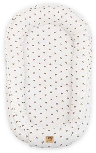 PIMKO Réducteur de Lit bébé 2 côtés bébé Cocon Baby Nest Nourrissons cocons pour lit pour Nouveau-né 100% mousseline de coton Nid de bébé - coeurs blancs
