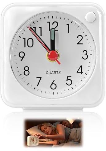 Amztour Sveglia Analogica da Viaggio Sveglia Quadrata con Luce Notturna Funzione Snooze Piccolo Orologio Scrivania Senza Ticchettio Orologio da Comodino Silenzioso in Bianco a Pilesl Risparmio