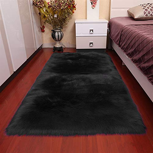 Insun Tappeto in Finta Pelle di Pecora Pelo Lungo Scendiletto Rettangolare Tappeti Antiscivolo per Soggiorno in Camera da Letto Divano nero 120x180cm
