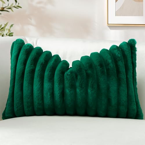 Sungeek Lot de 1 Housse de Coussin 40x60 cm en Fausse Fourrure de Lapin, Housse Coussins Peluche à Rayures Doux Taies d'oreiller en Velours Décoratives pour Lit Canapé Chambre Salon, Vert Foncé