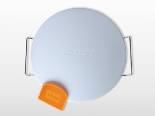 Les Plaisirs du Chef - XXL Pizzastein Deluxe für Backofen & Grill mit Edelstahlhalter und Schaber - 41 cm - Cordierit Stein