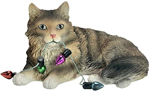 Sandicast brun Tabby Maine Coon katt med helgljus julprydnad, flerfärgad (XSO33901)
