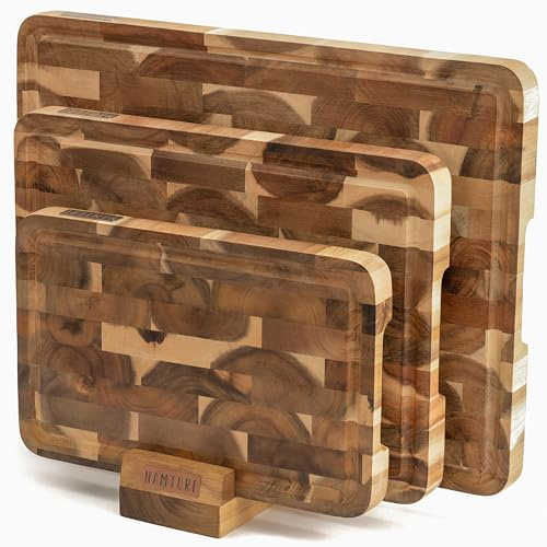 NAMTURE Schneidebrett Holz Set – 2,5 cm stark, mit hochwertiger Öl-Oberfläche, Saftrille, Anti-Rutsch-Füßen & Brettständer – Akazienholz Schneidebretter in luxuriöser Geschenkbox