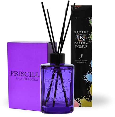 RAPTUS Priscilla Diffusore Ambiente 300 ml – Profumatore Casa all’Uva Fragola con Bastoncini in Legno | Fragranza Dolce Fruttata e Intensa | Bottiglia in Vetro Viola Decorativa