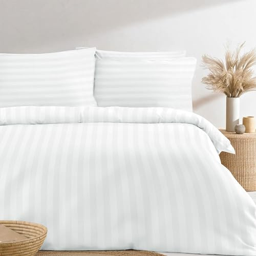 Simply Amelia Set copripiumino per letto matrimoniale di alta qualità alberghiera, 100% cotone spazzolato bianco satinato a righe, con federe, morbido e facile da pulire (200 x 200 cm)