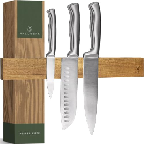 WALDWERK Barra magnetica con coltello (40 x 5 cm) – Barra magnetica in pregiato legno di acacia – Portacoltelli magnetico per coltelli pesanti, striscia magnetica da incollare o avvitare, supporto