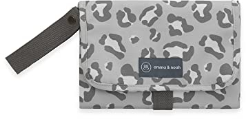 emma & noah Wickelunterlage für Unterwegs, 82x52 cm (gefaltet 25x18 cm), Abwaschbar, Wickeltasche mit Windeltasche für den Kinderwagen, Organizer für Windeln und Feuchttücher (Leo Grau)