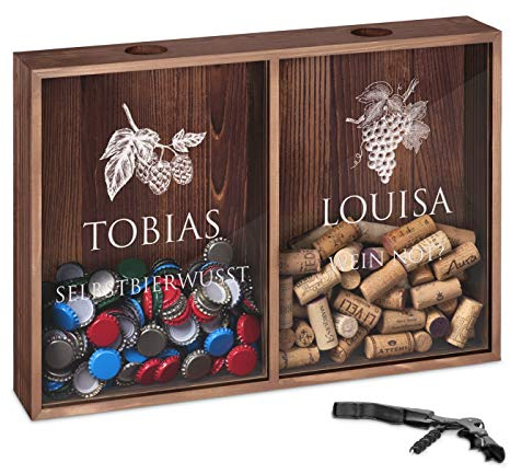 Maverton Kronkorkensammler Korkensammler mit Gravur + Flaschenöffner - Deckelsammler zum Aufhängen personalisiert - Geschenk Hochzeit Hochzeitstag Paar Eltern - 32x46x8cm - aus Holz - Bier und Wein
