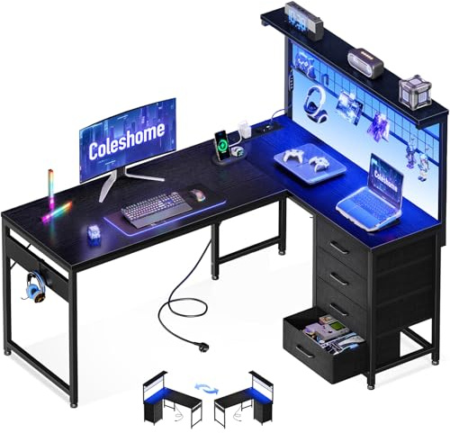 Coleshome Escritorio Gaming en L con 4 Cajones, 130x100cm Escritorio Gamer con LED y Enchufes, Escritorio Esquinero Mesa Gaming con Estanteria para Juegos Oficina en Casa, Negra