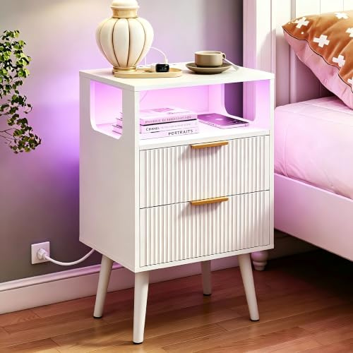 YOUDENOVA Table de Chevet, avec Prise Intégrée et Éclairage LED, Élégante Table d'Appoint avec 2 Tiroirs et Compartiment, 2 Ports USB, Table Basse pour Chambre à Coucher Moderne, Blanc