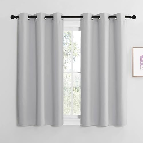 NICETOWN Cortinas Grises Opacas Cortinas Blackout Termicas Aislantes Frio Decorativas para Salon Dormitorio Habitacion Cocina Comedor 2 Paneles con Ojales 107x137cm Gris Claro