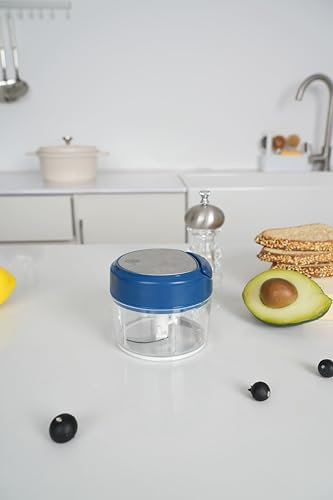 MASTRAD - Mini Hachoir Manuel - 30 Secondes - 170 ml - Hachez, Découper Et Mixer - Oignons, Ail, Echalotes, Herbes - 3 Lames A Double-Tranchant - Lames Amovibles - Bleu