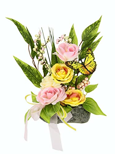 Künstliches Gesteck aus Rosen Schmetterling Beeren Schleife auf Stein Unechte Gefälschte Deko Kunstblumen Osterdeko Frühjahrsdekoration Tischdeko Frühjahr Floristik Blumendeko Tisch künstlich
