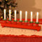 Lewondr Weihnachten Schwedischen Kandelaber, Elektrische Kerzen mit 7 Flammenlose Kegelkerzen, Hölzerne Kerze Brücke Licht mit USB Betrieben, Dekorative Weihnachtskerze Lichter für Hochzeit, Rot