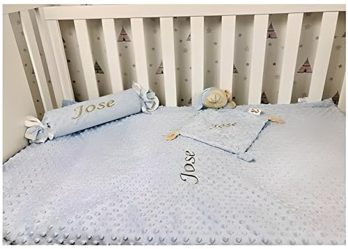 Danielstore | Set Manta Cuna + Dou Dou + Cojín Caramelo | 110x80CM, Multicolor, poliéster | Personalizable con Nombre Bordado, Textura Suave, Apto para Piel Delicada | Bebé recién Nacido
