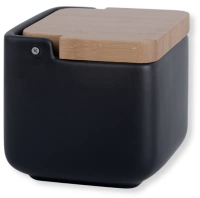 KOOK TIME salero de cocina con tapa de madera de bambú basculante. - Salero negro de cocina moderno con base de cerámica mate para usar como salero y azucarero o especieros, 11.5 x 11.5 x 11.5 cm.