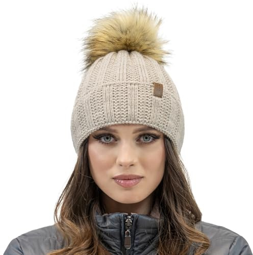 Vivisence Gorro para Damas con Pompón De Piel Sintética Hecho De Tejido Cálido Y Suave Ajuste Ideal para Invierno Y Actividades Al Aire Libre Talla Única Elegante 7019, Beige,Talla Única