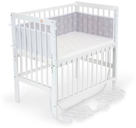 FabiMax Baby Beistellbett Flex mit innovativem Seitengitter für Boxspringbett, inkl. Matratze und Nestchen aus Netzstoff, Buche massiv weiß, Comfort/weiße Sterne auf grau