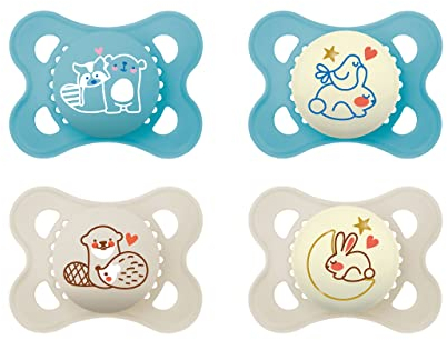 MAM Original Day & Night Schnuller im 4er-Set, Baby Schnuller aus nachhaltigem & bio-erneuerbarem Material, Sauger aus MAM SkinSoft Silikon, mit Schnullerbox, 0-6 Monate, Bär/Otter/Hase/Mond