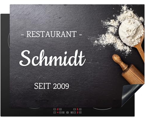 KitchenYeah© Herdabdeckplatte Personalisiert Einteilig Küche Abdeckplatte für Ceranfeld Abdeckung Induktionskochfeld Aufrollbare Matte Restaurant - Name und Jahr - Beton - 52L x 85B cm
