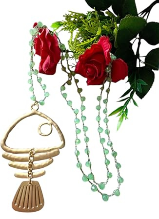 Collana artigianale fatta a mano all'uncinetto con filato prezioso Lurex, cristalli verdi e pendente in Zama a lisca di pesce, chiusura con bottone in cristallo. Pezzo unico. Idea regalo donna.