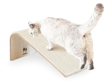 Petrebels Katzen Kratzbrett Archie 38, Kratzbretter aus Holz mit Sisalmatte, Design Kratzteppich für Katzen, Katzenkratzbrett gebogen mit rutschfestem Fuß, 38 x 17 x 23 cm, Creme