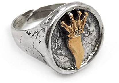 Anello Chevalier Tondo in Argento Sterling 925 Martellato con Corno Portafortuna con Corona in Argento Placcato Oro Argento