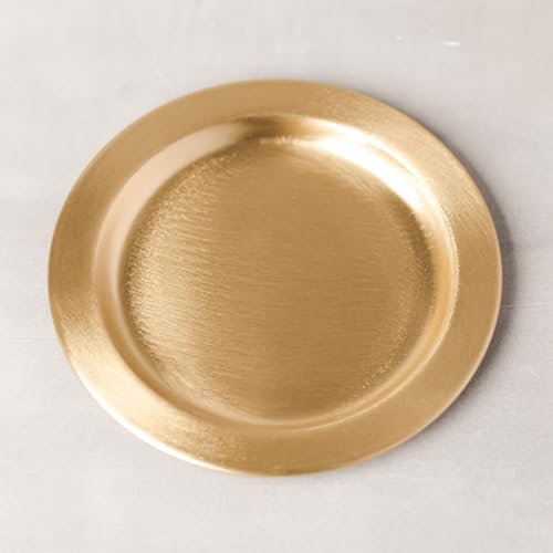 MOMENTU® Kerzenteller rund – Messing gebürstet [Gold, Handarbeit] – Kerzenständer, Kerzenuntersetzer, Dekoteller, Kerzenschale für Stumpenkerzen, Tauf-, Kommunion- und Konfirmationskerze – Ø 11 cm