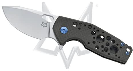 Fox Production fx.526cfbl Couteau Suru, lame à trou acier M390 Bohler avec « flipper », manche 9 cm fibre de carbone noir
