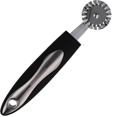 Eurohome Teigtaschenrad Carmen gewellt aus rostfreiem Edelstahl - Teigschneider 18 cm - Schneidrädchen mit ergonomischem Kunststoffgriff - Teigrädchen mit Aufhänger im Griff - Spülmaschinengeeignet