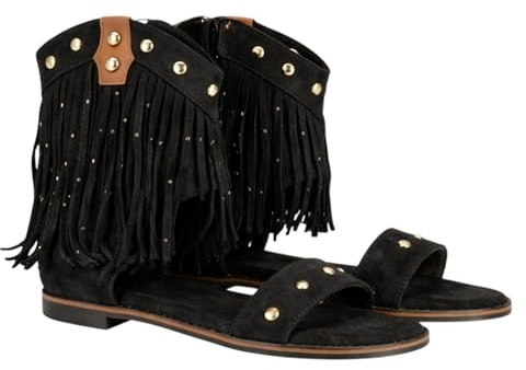 100674 Sandalia plana estilo boho para mujer con diseno de flecos y detalles metalicos, estructura tipo botin abierto, tachuelas decorativas, suela acolchada ideal uso diario. Negro Talla 37