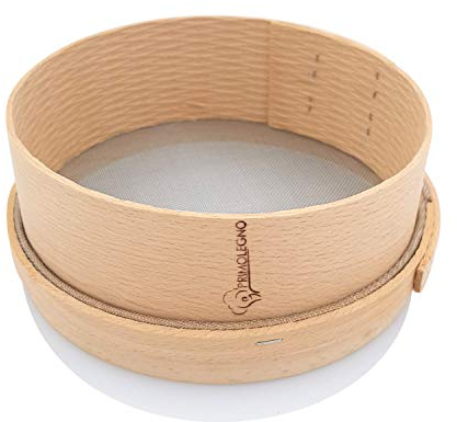 PRIMOLEGNO Setaccio in Legno Massello Certificato | Diametro 24 cm | Rete a Maglia Fine 1x1 mm | Adatto per Setacciare Farina Cereali Zucchero Polenta Riso Sabbia | Registrazione Tensione Rete