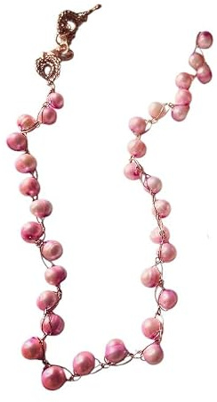 Sorelle Frappalà Collana girocollo artigianale fatta a mano, lavorata a mano all'uncinetto con filato prezioso Lurex oro rosa e Perle di Fiume colore rosa - Idea regalo elegante donna. Pezzo unico.