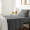 Amazon Basics 3-teiliges Baumwoll-Jersey-Bettlaken-Set, Spannbettlaken 152 x 203 cm & Bettlaken 229 x 259 cm mit 1 Kissenbezügen 51 x 76 cm, Dunkelgrau, einfarbig