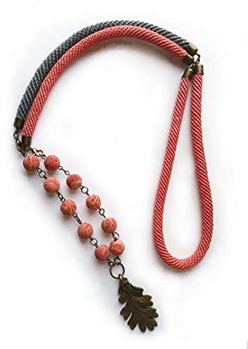 collana boho con perline di corallo e ciondolo foglia di quercia fatta all'uncinetto