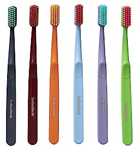 Betadent 1 SPAZZOLINO MEDIUM. Setole medie con punte arrotondate per un'azione antiplacca delicata, ma efficace. Un pezzo, colori assortiti.