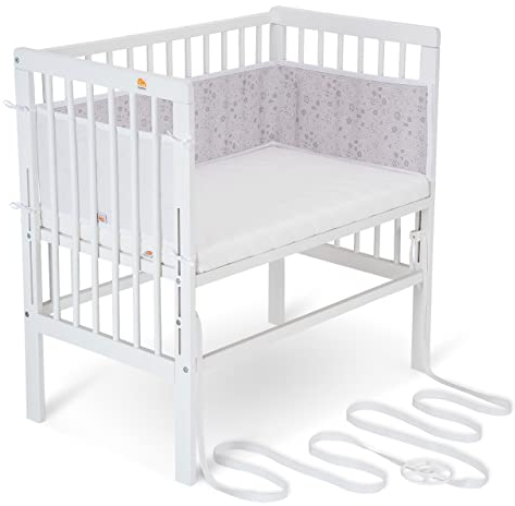 FabiMax Baby Beistellbett für Boxspringbett, stufenlos höhenverstellbar, Buchenholz massiv weiß lackiert, inkl. Matratze AIR und Netz-Nestchen graue Blümchen