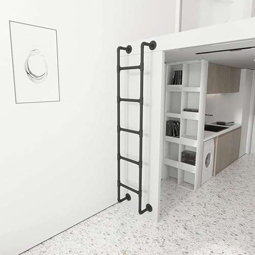 Finestra del seminterrato della scala di uscita del pozzo, letto a castello mansardato in ferro battuto a parete, gradino in metallo S per soppalco che si arrampica S per letto alto Appartam