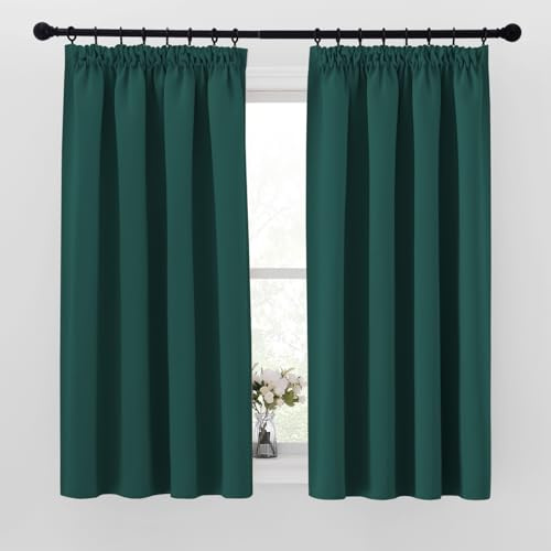 Pony Dance Mörkläggningsgardiner med veckband i set om 2 stycken, H 145 x B 140 cm, julgardin, mörkgrön, ogenomskinliga fönstergardiner, kort termisk gardin, köldskydd, för mörkläggning | Värmeisolerande, UV-skydd, integritet, skenor, små fönster, kök, sovrum, klar och klar, enkel installation