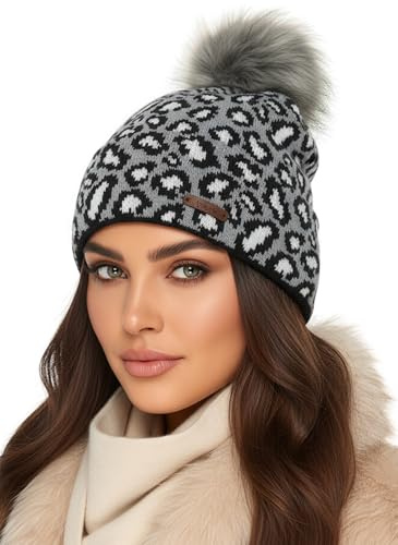 Baesics Bonnet en tricot à motif léopard avec pompon pour femmes et hommes – chaude casquette d'hiver unisexe avec doublure en polaire et pompon en fausse fourrure taille unique – Style béanie, gris