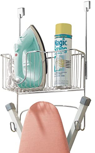 mDesign Bügelbretthalter mit Aufbewahrungskorb für Bügeleisen - Über der Tür Bügelbrett Aufbewahrung - Hängende Bügelbrett-Aufbewahrung mit Korb - Chrom