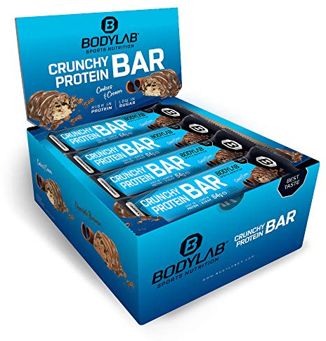 Bodylab24 Crunchy Protein Bar Cookies & Cream 12 x 64g Vorratsbox, knuspriger Protein-Riegel mit Schokoladenüberzug, mit 20g Eiweiß pro Riegel, High-Protein Low-Sugar, Eiweiß-Riegel mit wenig Zucker