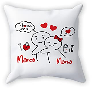 Overthetee Cuscino con Nomi Personalizzabili per San Valentino, I Love You - Abbraccio - Simpatico - Marito e Moglie - Cartoon - Anniversario - Regalo con Nome